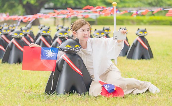 ▲桃園市風禾公園明天將舉桃園國慶升旗典禮，70隻黑貓中隊現身成為民眾熱門打卡景點。（圖／市府民政局提供）