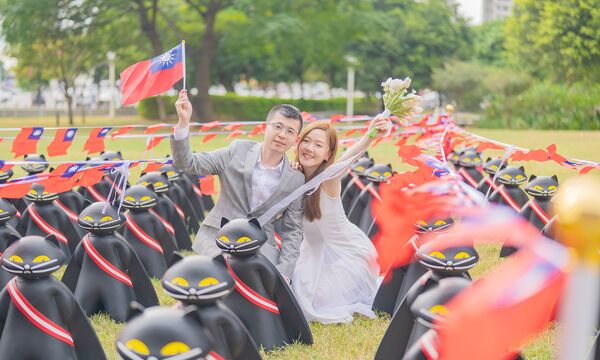 ▲桃園市風禾公園明天將舉桃園國慶升旗典禮，拍婚紗的新人也搶先入鏡。（圖／市府民政局提供）