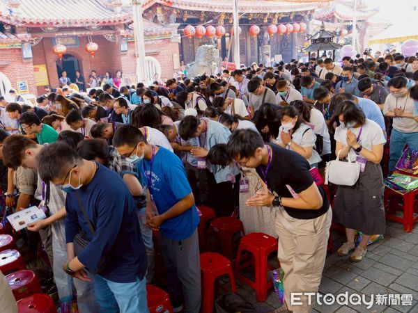 ▲「樂成宮月老聯誼活動現場氣氛熱烈，男女信眾在紅線前虔誠祈願，盼月老賜良緣。（圖／記者游瓊華翻攝）