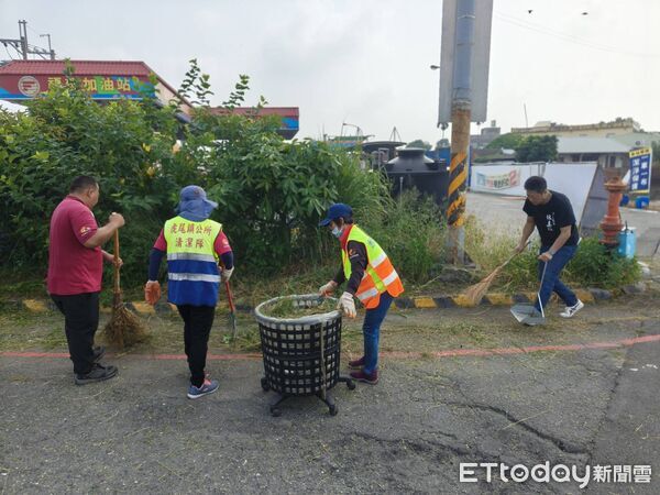 ▲虎尾鎮長林嘉弘帶領志工團隊，一早出動清理主幹道，迎接全運會到來。（圖／記者游瓊華翻攝）