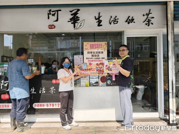 ▲南區國稅局新營分局吳麗眞到阿華生活飲茶隆田店，貼出統一發票特別獎紅榜，店家與民眾共享喜氣。（記者林東良翻攝，下同）