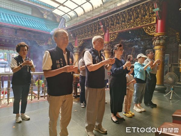 ▲科頂科技董事長方怡清捐贈紅木「頂下桌」神明桌，由安平開台天后宮主委盧友禮代表受贈，將在文物館展出紅木「頂下桌」神明桌，象徵傳統信仰文化延續。（圖／記者林東良翻攝，下同）