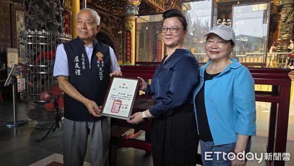 ▲科頂科技董事長方怡清捐贈紅木「頂下桌」神明桌，由安平開台天后宮主委盧友禮代表受贈，將在文物館展出紅木「頂下桌」神明桌，象徵傳統信仰文化延續。（圖／記者林東良翻攝，下同）