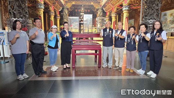 ▲科頂科技董事長方怡清捐贈紅木「頂下桌」神明桌，由安平開台天后宮主委盧友禮代表受贈，將在文物館展出紅木「頂下桌」神明桌，象徵傳統信仰文化延續。（圖／記者林東良翻攝，下同）