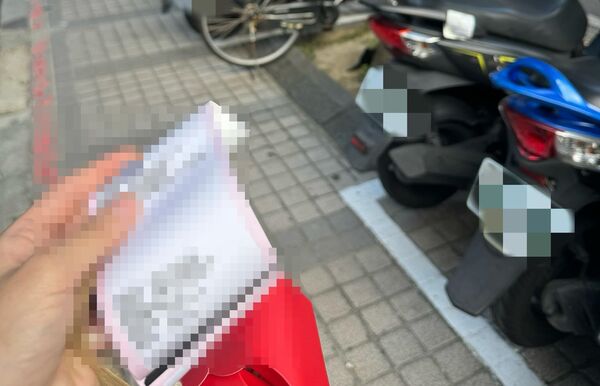 ▲▼機車停在停車格卻吞罰單 理由曝光讓她嘆：當繳學費。（圖／翻攝自爆料公社）