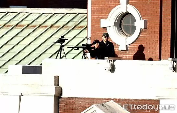 ▲▼雙十國慶大會總統府前廣場進行場地佈置，而狙擊手也現身，高規格維安。（圖／記者徐文彬攝）