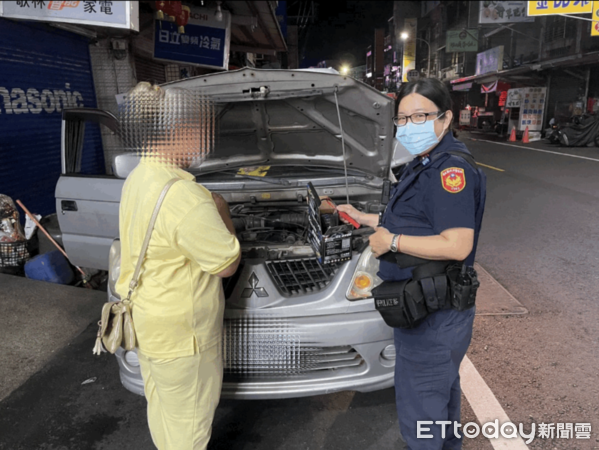 ▲內埔警分局員警幫潘女發動車輛。（圖／記者陳崑福翻攝）