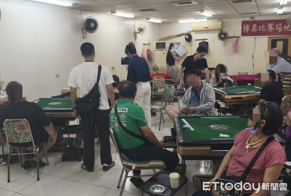 ▲▼查獲男、女賭客及工作人員共60人、賭資籌碼、賭具及監視器。（圖／中壢警分局提供）