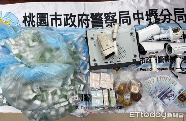 ▲▼查獲男、女賭客及工作人員共60人、賭資籌碼、賭具及監視器。（圖／中壢警分局提供）