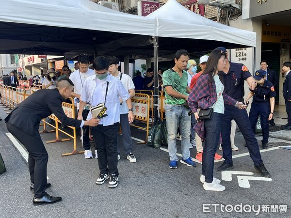 ▲▼民眾參加府前活動相關整體維安檢查。（圖／記者許靖騏攝）