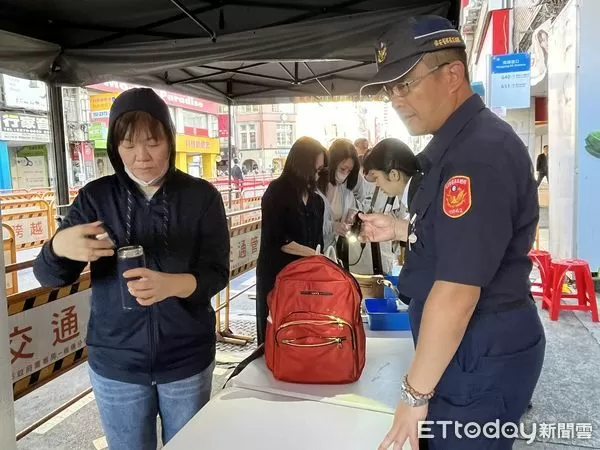 ▲▼民眾參加府前活動相關整體維安檢查。（圖／記者許靖騏攝）
