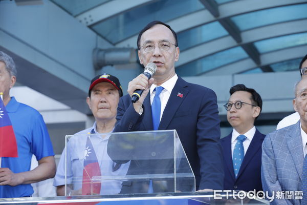 ▲▼國民黨10/10雙十國慶當天於中央黨部前舉行中華民國114年國慶升旗典禮，黨主席朱立倫、前主席吳伯雄、前總統馬英九及六位下屆黨主席參選人郝龍斌、張亞中、羅智強、鄭麗文、卓伯源、蔡志弘出席。（圖／記者湯興漢攝）