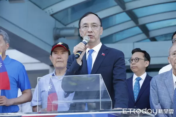 ▲▼國民黨10/10雙十國慶當天於中央黨部前舉行中華民國114年國慶升旗典禮，黨主席朱立倫、前主席吳伯雄、前總統馬英九及六位下屆黨主席參選人郝龍斌、張亞中、羅智強、鄭麗文、卓伯源、蔡志弘出席。（圖／記者湯興漢攝）