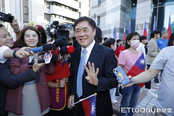 ▲▼國民黨10/10雙十國慶當天於中央黨部前舉行中華民國114年國慶升旗典禮，黨主席朱立倫、前主席吳伯雄、前總統馬英九及六位下屆黨主席參選人郝龍斌、張亞中、羅智強、鄭麗文、卓伯源、蔡志弘出席。（圖／記者湯興漢攝）