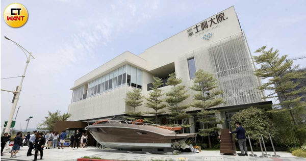 目前「士科大院.」和「達麗河蘊」接待中心就分別坐落在T12街廓中，開璽和味丹的土地上。（圖／CTWANT資料室）