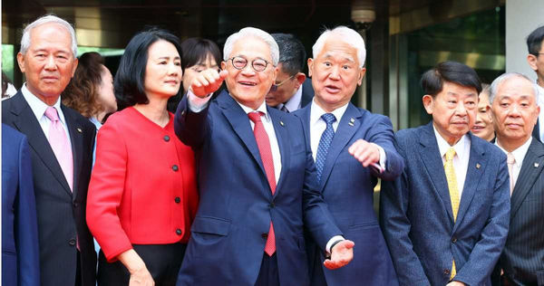 據了解，目前台新新光金控董事長吳東亮（中）親自主導T17、T18案，他本人也高度期盼與輝達的合作不要破局。（圖／報系資料庫）