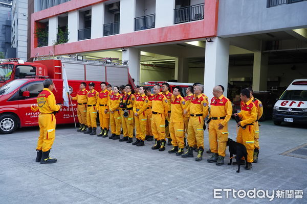 ▲台南市特搜隊拂曉整裝出發花蓮災區，攜帶搜救犬NINA與重型裝備投入救援。（記者林東良翻攝，下同）