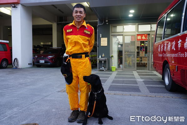 ▲台南市特搜隊拂曉整裝出發花蓮災區，攜帶搜救犬NINA與重型裝備投入救援。（記者林東良翻攝，下同）
