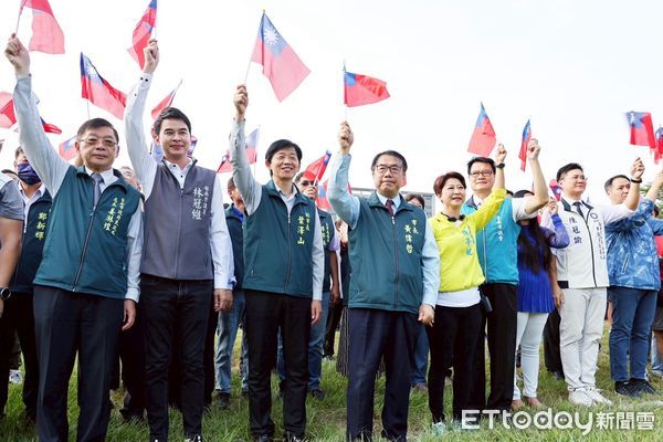 ▲台南市政府舉辦2025年國慶升旗典禮，黃偉哲率市府團隊與民眾共同慶祝國家生日。（記者林東良翻攝，下同）