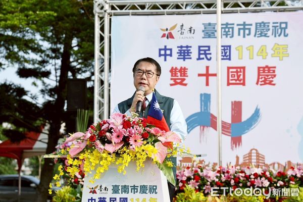 ▲台南市政府舉辦2025年國慶升旗典禮，黃偉哲率市府團隊與民眾共同慶祝國家生日。（記者林東良翻攝，下同）