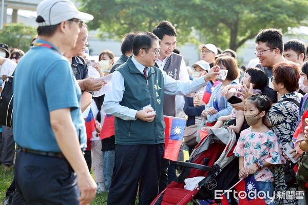 ▲台南市政府舉辦2025年國慶升旗典禮，黃偉哲率市府團隊與民眾共同慶祝國家生日。（記者林東良翻攝，下同）