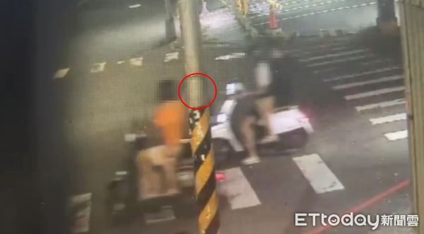 ▲莊姓少年（紅圈）撂人設局砍殺連姓少年，地點就在這間抓娃娃機店            。（圖／記者吳奕靖翻攝）