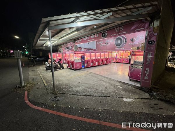 ▲莊姓少年（紅圈）撂人設局砍殺連姓少年，地點就在這間抓娃娃機店            。（圖／記者吳奕靖翻攝）