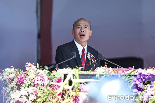 ▲慶籌會主委韓國瑜於雙十國慶大會致詞唱歌。（圖／記者林敬旻攝）