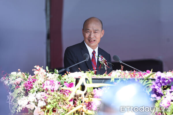 ▲慶籌會主委韓國瑜於雙十國慶大會致詞唱歌。（圖／記者林敬旻攝）