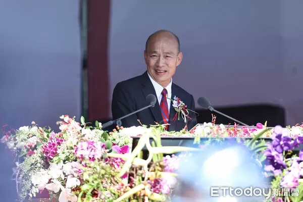 ▲慶籌會主委韓國瑜於雙十國慶大會致詞唱歌。（圖／記者林敬旻攝）