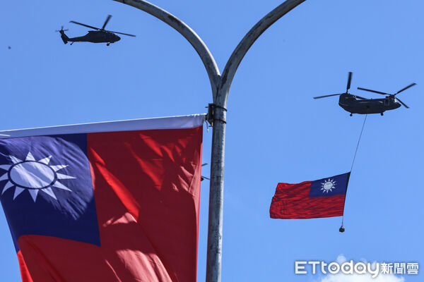 ▲一一四年雙十國慶大會，CH-47SD契努克直升機吊掛國旗進場。（圖／記者林敬旻攝）