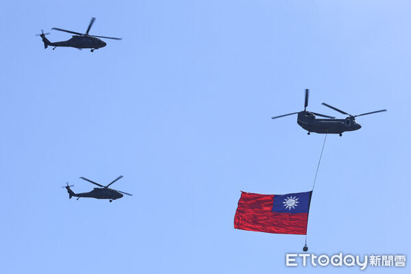 ▲一一四年雙十國慶大會，CH-47SD契努克直升機吊掛國旗進場。（圖／記者林敬旻攝）