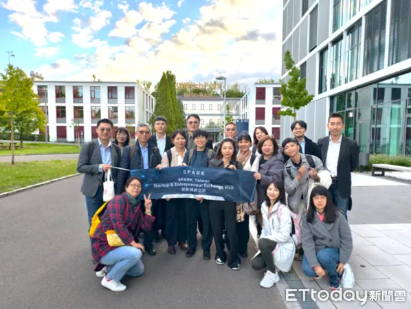 ▲▼SPARK Taiwan團隊參訪生技製藥專區的 MDC Berlin-Buch Park, 照片第二排右二為筆者中原大學許毅芝教授。