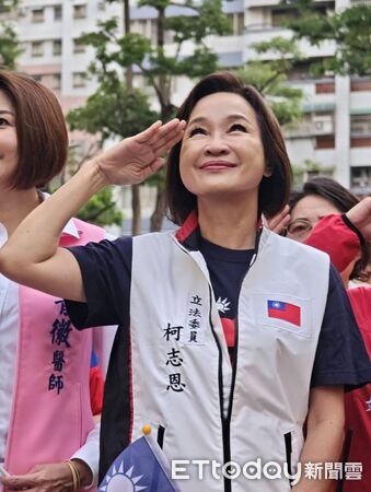 ▲柯志恩來到果貿升旗，霸氣宣告明年入主高雄市政府             。（圖／記者吳奕靖翻攝）