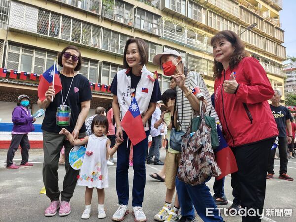 ▲柯志恩來到果貿升旗，霸氣宣告明年入主高雄市政府             。（圖／記者吳奕靖翻攝）