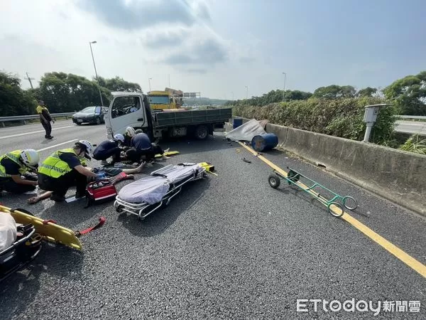 ▲小貨車自撞護欄後，車上2人疑似遭彈出車外。（圖／記者白珈陽翻攝）