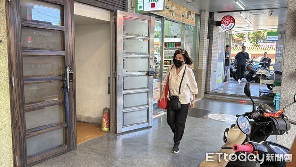 ▲▼  恬娃到顏正國靈堂致意。（圖／記者姜國輝攝）