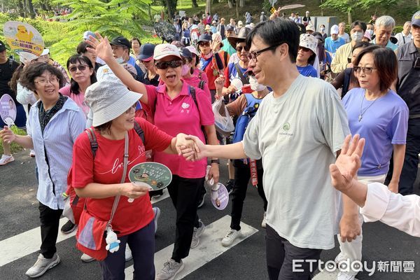 ▲市長陳其邁跟議長康裕成沿途受到民眾熱烈歡迎            。（圖／記者吳奕靖翻攝）
