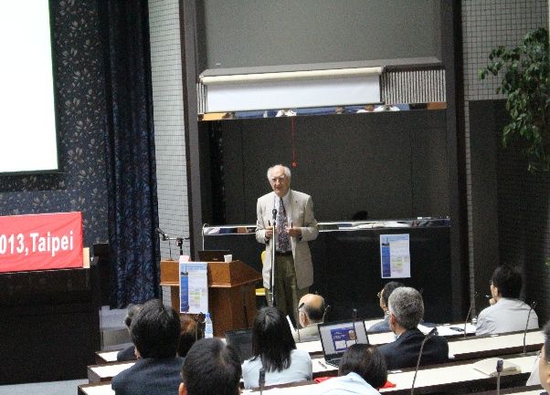 ▲▼今年諾貝爾物理獎得主之一的John Clarke，2012年到2017年之間，應台師大光電所邀請來台擔任講座教授，與台灣研究團隊深度合作。圖為講座教授演講具大師風範，研究生與其交流也如沐春風。（圖／台師大提供）