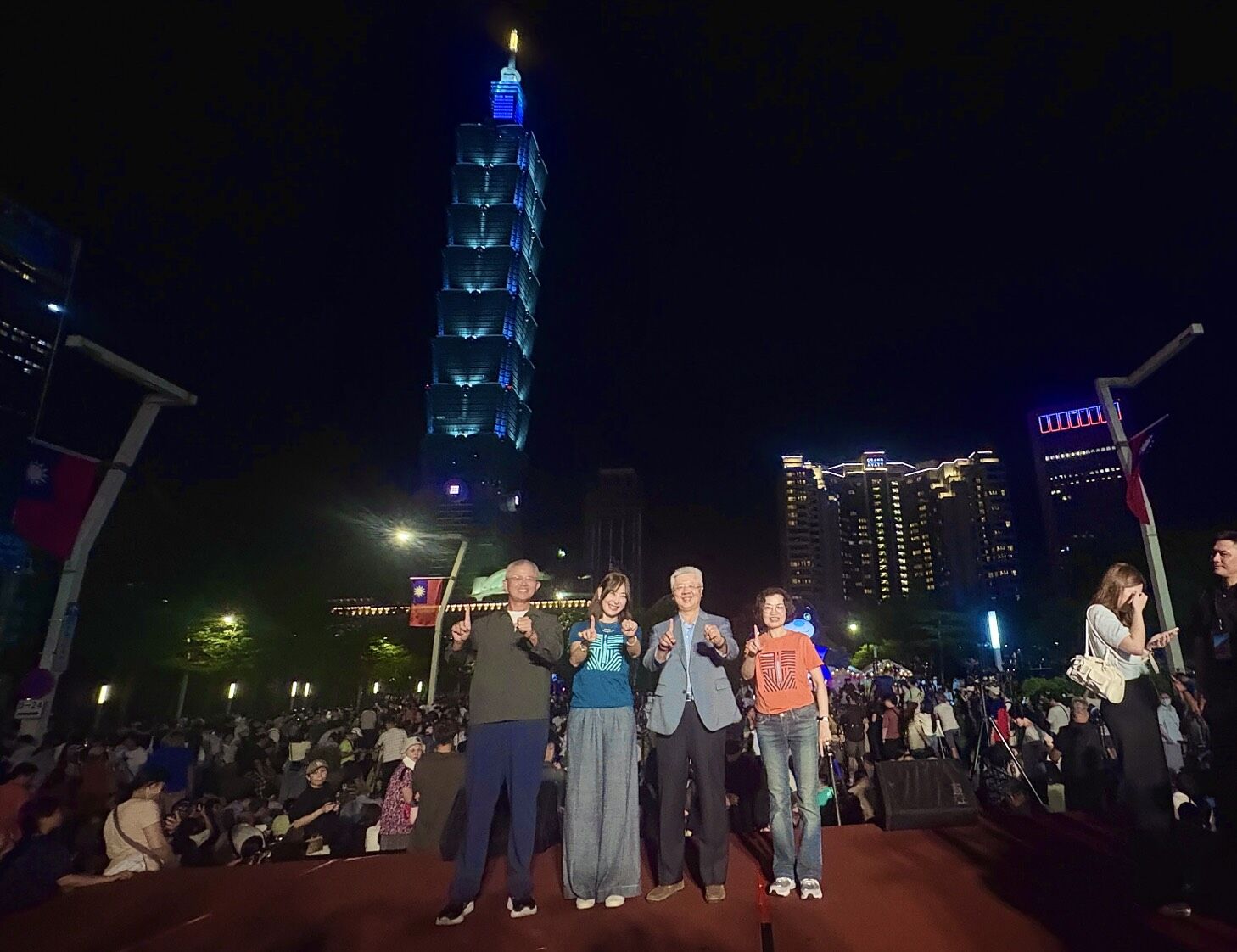 ▲▼台新新光金合併後首秀 攜手台北101點亮國慶夜空。照片左至右依序新光人壽副董事長洪士琪、台北101董事長賈永婕、台新新光金控總經理林維俊、台北101總經理朱文。（圖／台新新光金控提供）