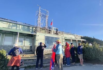 全台最高國旗在這!「國旗飄揚」山友齊聚祝賀:生日快樂