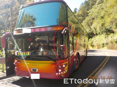 阿里山公路車禍！大貨車超越遊覽車不慎擦撞　後照鏡全毀畫面曝