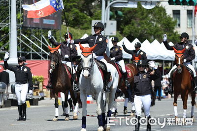 新北騎警隊睽違20年登國慶大典 與憲兵快反連帶領「英雄車隊」進場