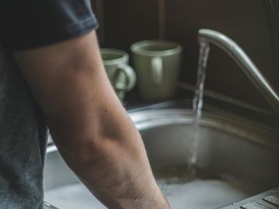 老公剛買房突不愛洗碗「一進廚房就喊腰痛」　韓人妻找到原因