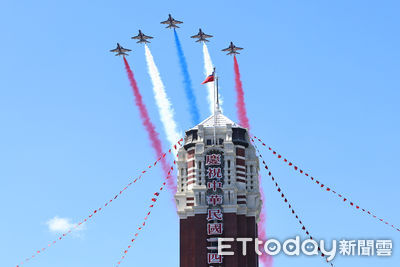 雷虎小組壓軸衝場! 5架勇鷹高教機噴彩煙飛越總統府