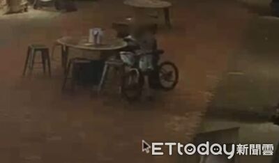 ▲蔡姓女子和朋友到駁二慶生，拍完照回來發現蛋糕整盤被端走。（圖／記者許宥孺翻攝）