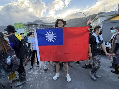吳鳳花蓮救災舉大國旗！　慶雙十：台灣是個值得珍惜的好地方