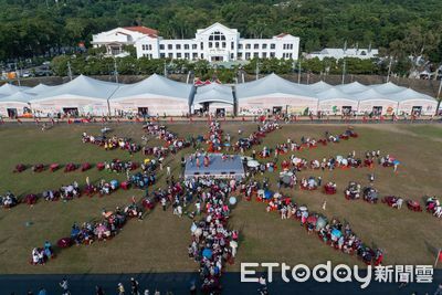 國慶日暨煙火助攻南投茶博 千人擂茶排成國徽12道光芒