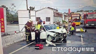 男連假探母！撞重機衝護欄不治　車轉1圈才停下...驚悚畫面曝