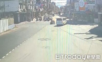 白目片!騎士路口不禮讓「猛撞救護車慘摔」 受傷倒地恐吊照